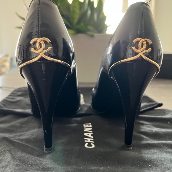 Chanel black patent leather peep toe pumps - Picture 5 of 7